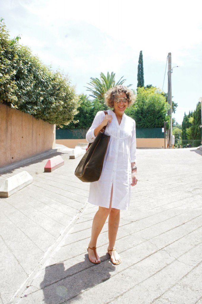 Para o primeiro dia, bikini por baixo deste vestido de linho da Aspesi (comprei no outlet fora de Milão, Fidenza Village, por 100 Euros. Óculos Ray Ban, rasteirinha Rondini e bolsa Chez Dédé.