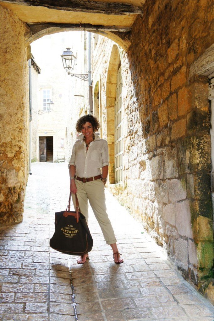 Calça de algodão Maison Scotch, camisa de linho Uniqlo, sandália Rondini e bolsa Chez Dédé.