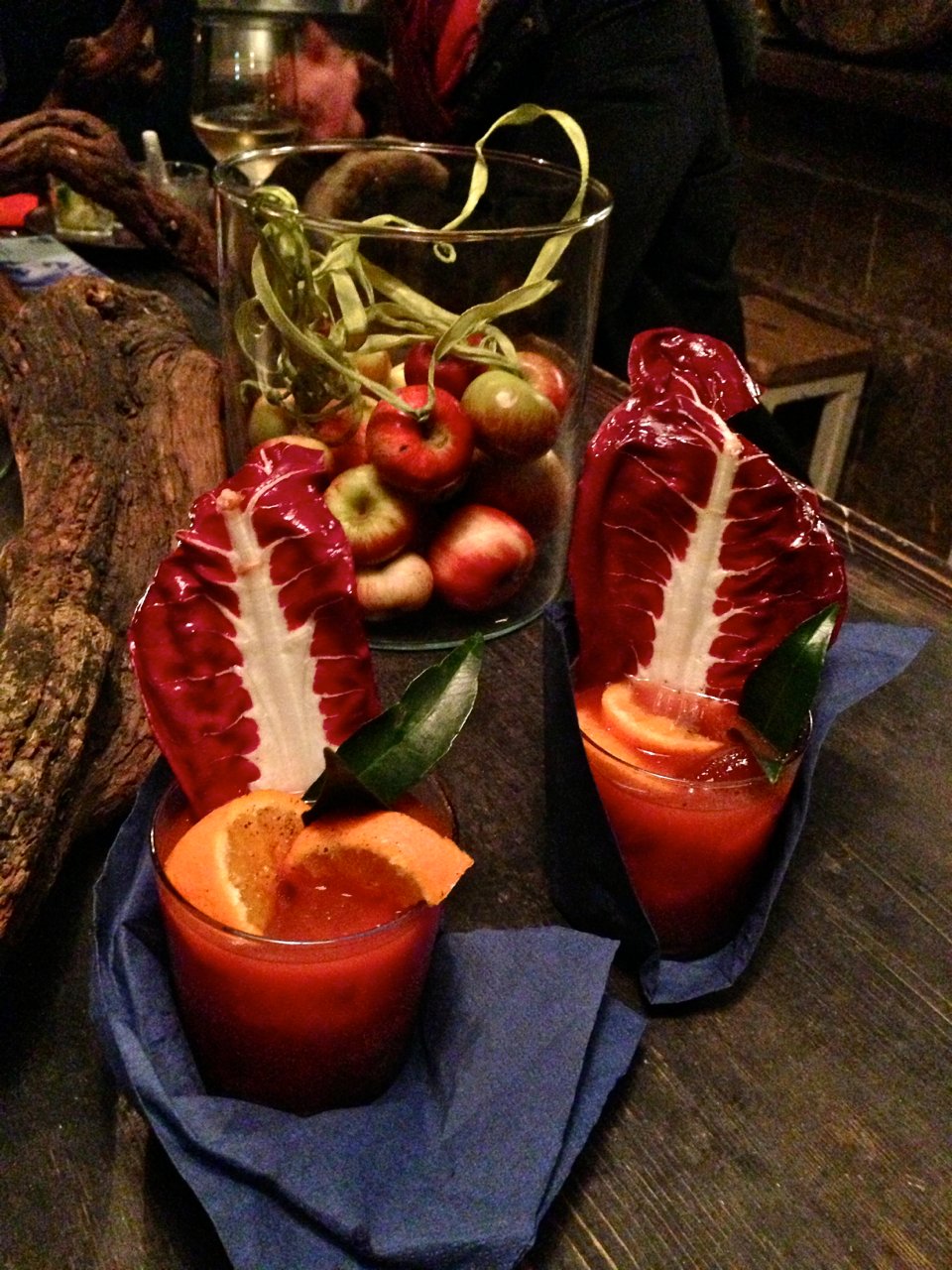 Primeiro o drink, bloody mary. Quem segue aqui sabe que é um dos nossos drinks favoritos. Este é com laranja e gengibre.