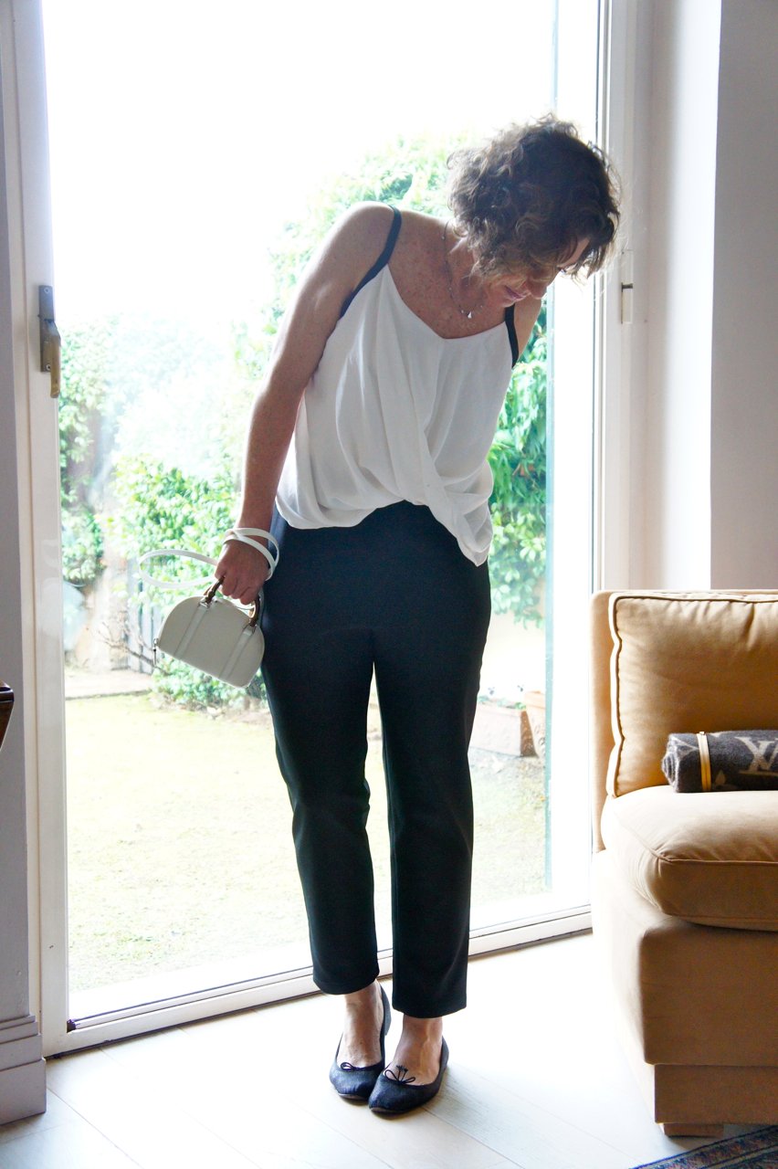 O look é bem informal com sapato baixo e acessórios tranquilos.