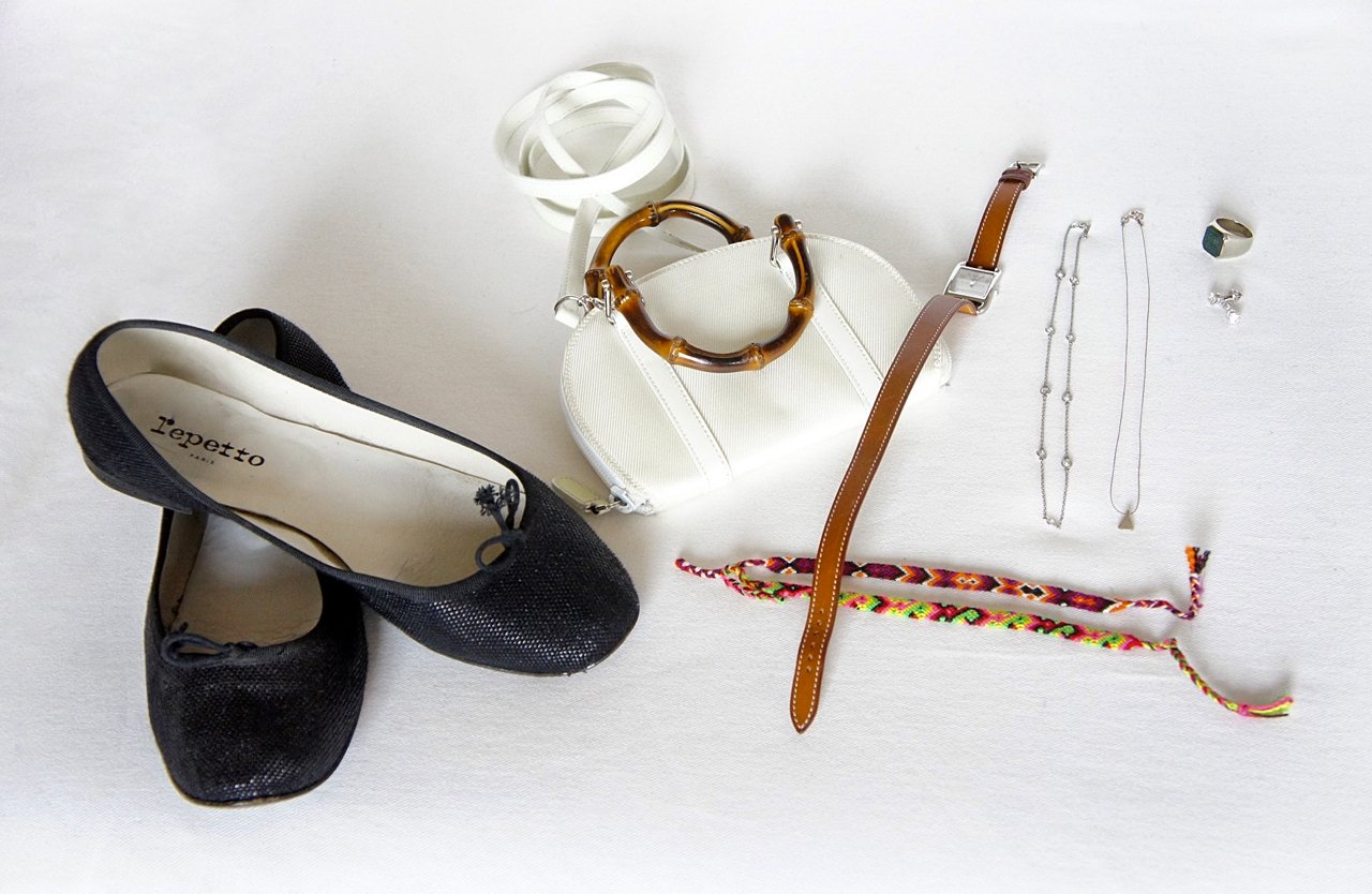 Sapatilhas Repetto, brinco solitários, colares bem fininhos, tantos braceletes misturados, relógio Hermés e bolsa Gucci vintage.