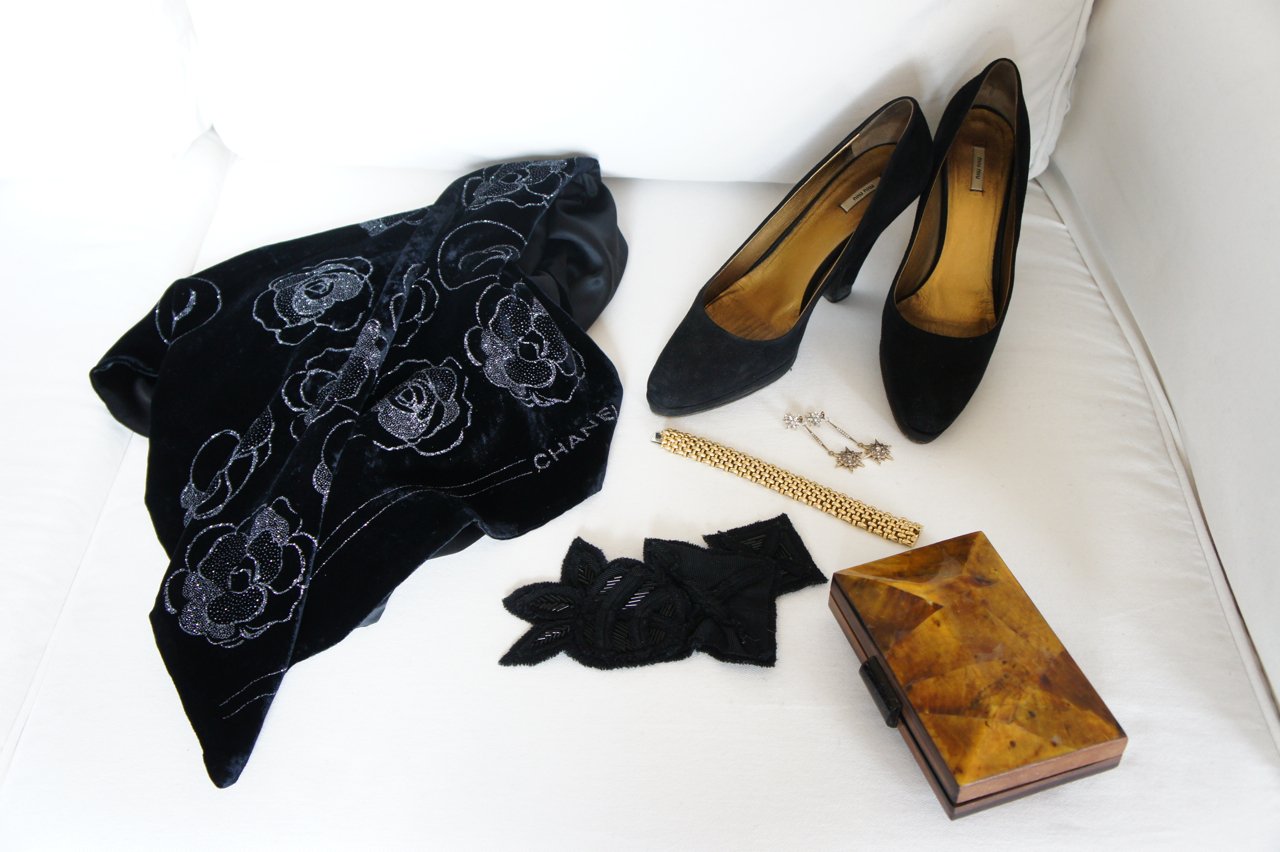 Broche Prada, bracelete vintage Maubussin, brinco H.Stern da minha avó, Dona Gabriella, echarpe Chanel e bolsa Serpui Mariesapato Miu Miu.