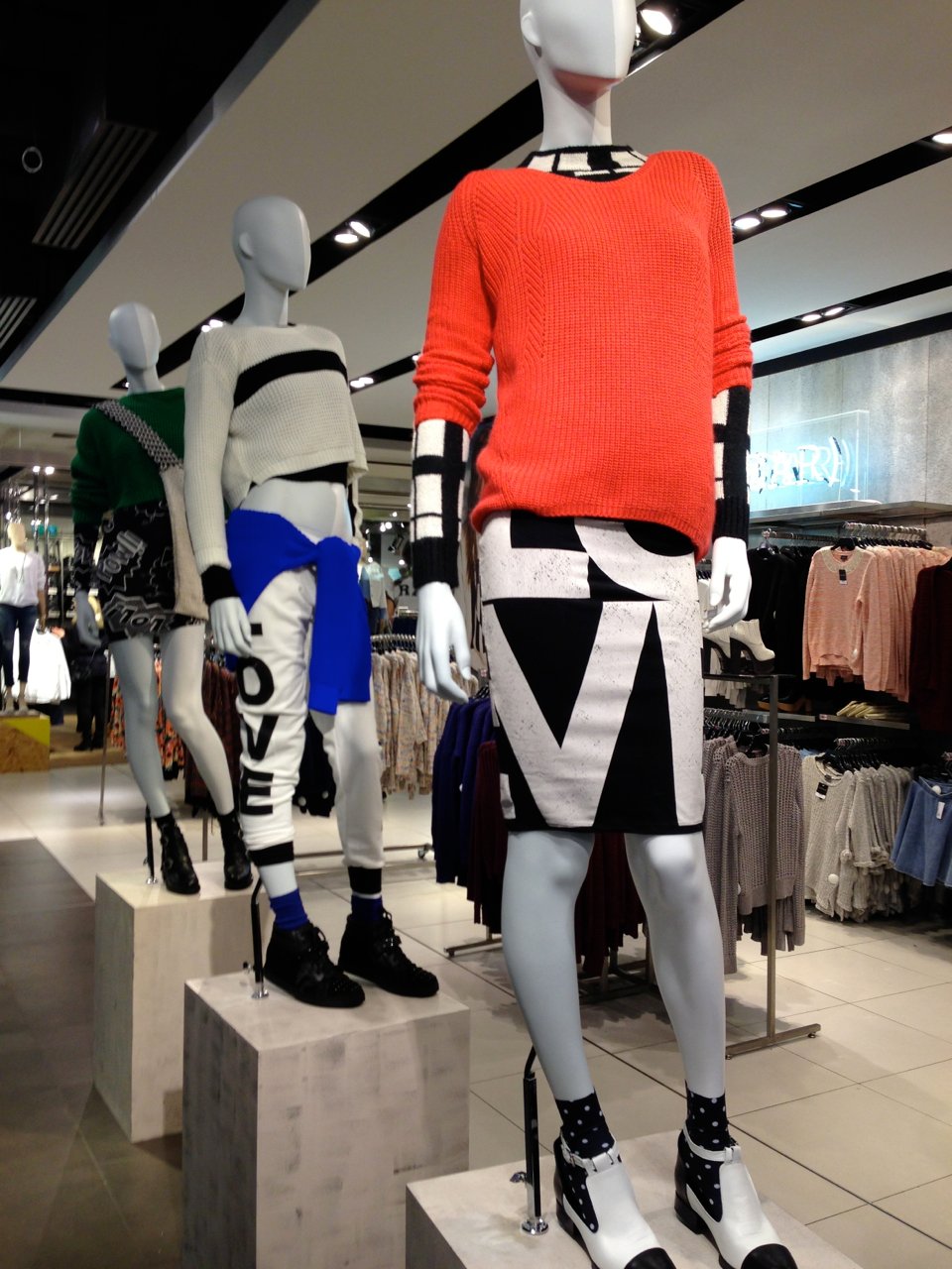 Nas vitrines da Topshop da Oxford Street em Londres, a Primavera 2013. Tudo na minha coluna da Santaconstancia