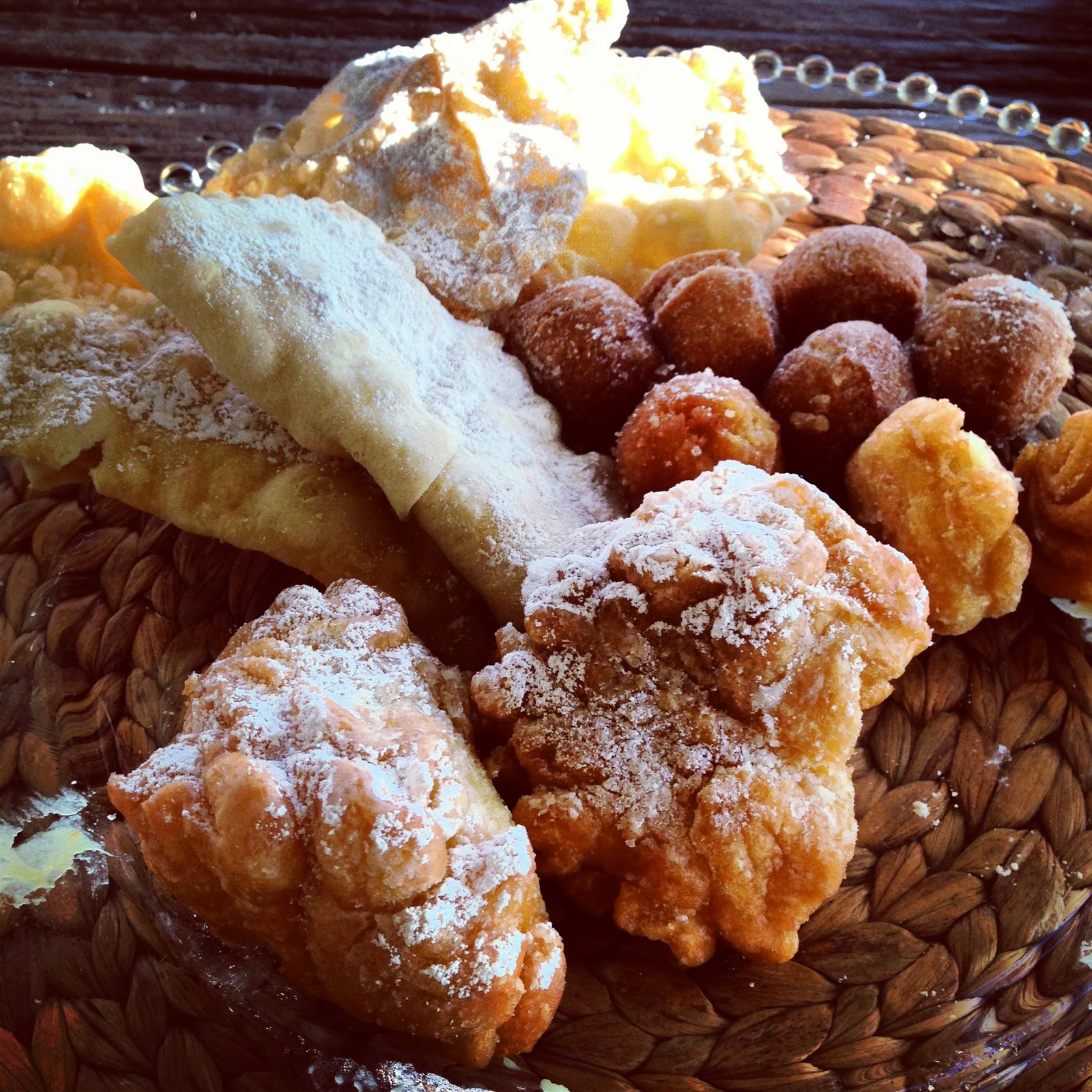 ...doces fritos que são chamados doces de carnaval. Nesta época eles aparecem nas padarias...