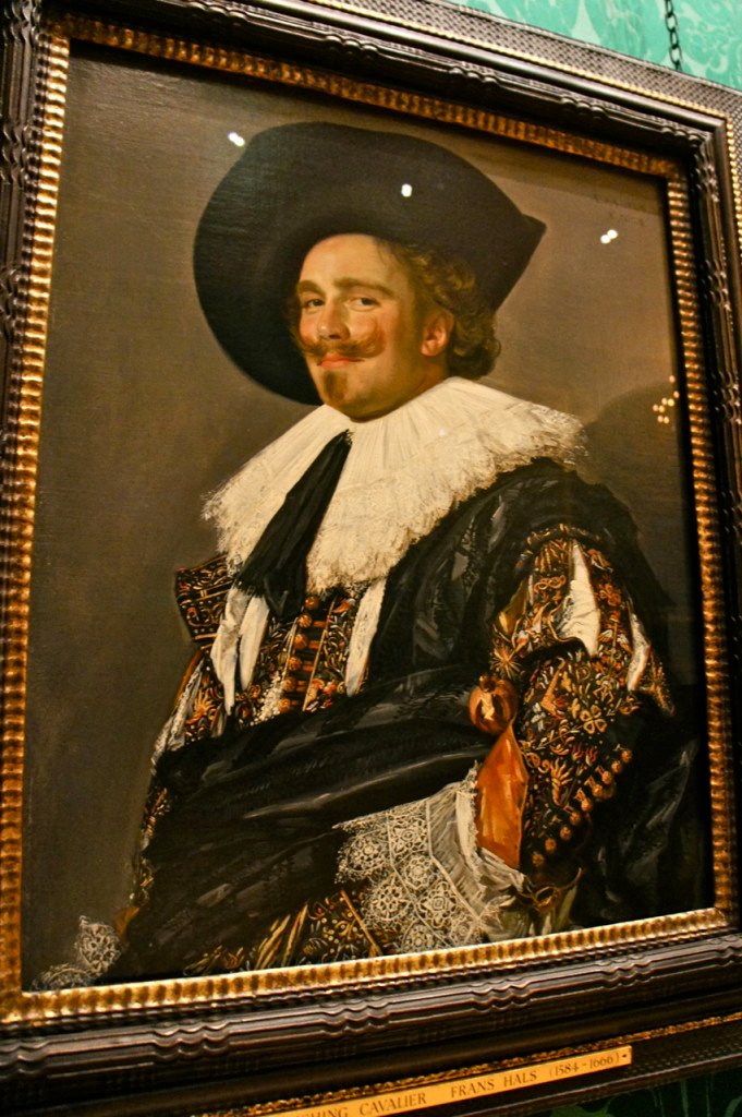 Este é um dos quadros mais famosos e intrigantes da casa.  O Smiling Cavalier de 