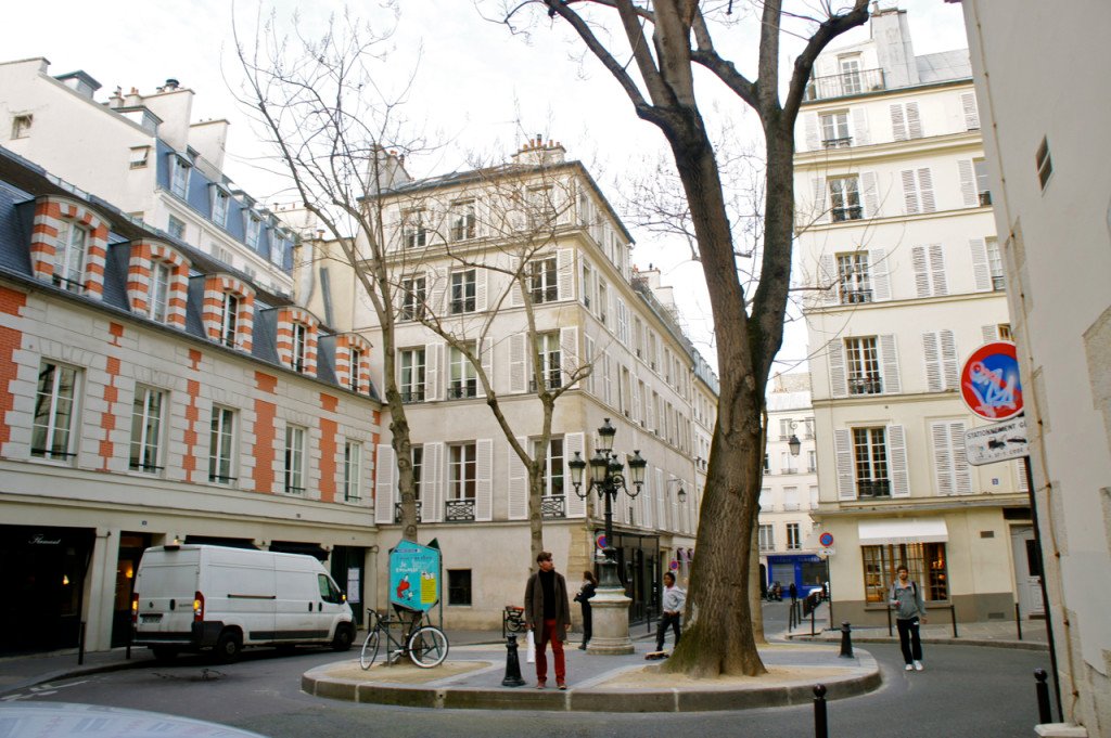 Uma das praças mais lindas de Paris, a Place de Furstenberg, apareceu em uma cena emocionante do filme The Age of Innocence com Daniel Day Lewis e Michelle Pfeiffer. Por coincidência vi esta cena sendo filmada em 1992! Foi aqui o rendez-vous.