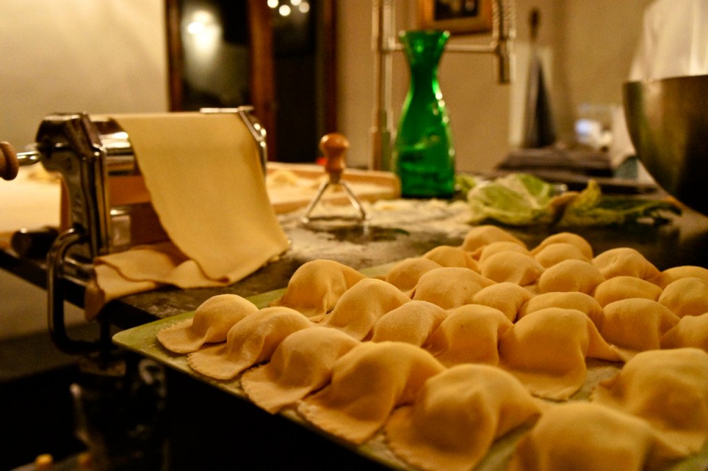A Lisa é daquelas que sabe tanto fazer a massa do macarrão partindo da farinha, quanto misturar um "Manhattan" para arrasar qualquer festa!