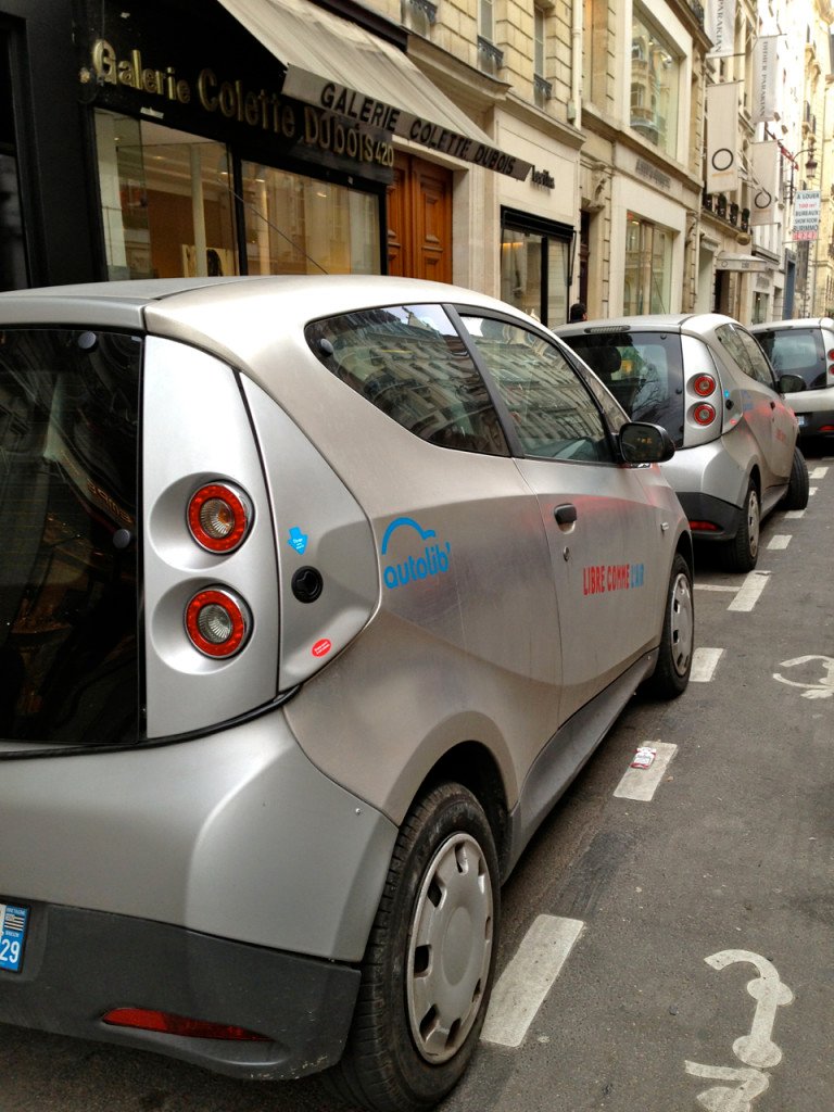 Os carros são blocados e recarregados com um fio elétrico ligado à ...