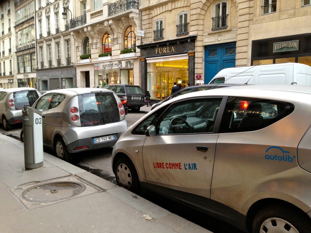 Autolib' uma iniciativa de time sharing com carros elétricos em Paris.