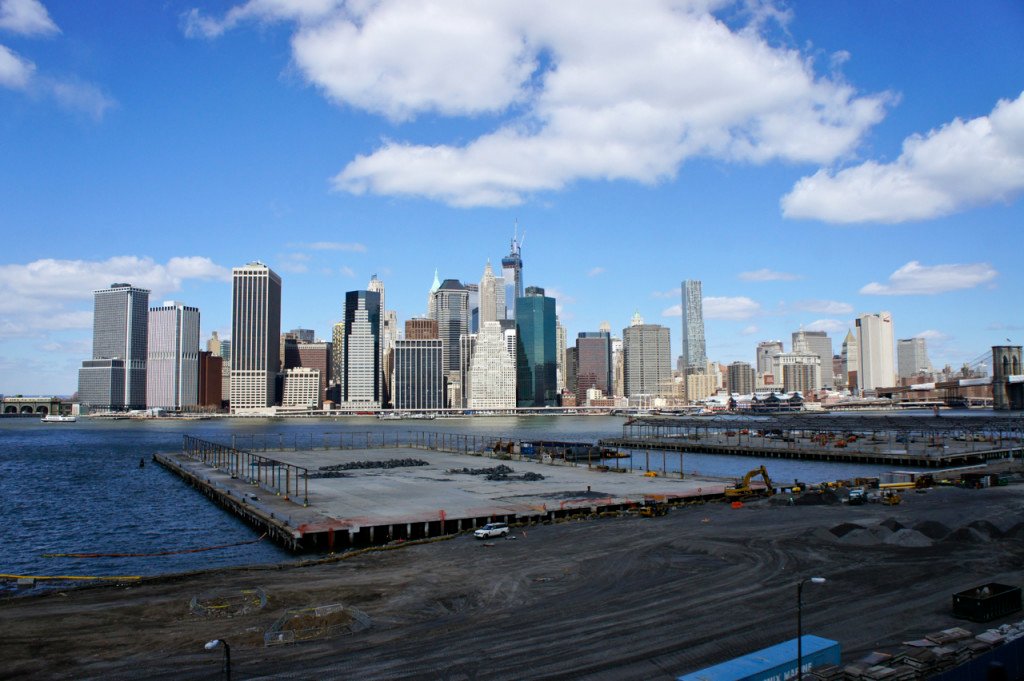 O desenvolvimento de um projeto lindo e ambicioso que constrói um parque imenso às margens das águas que dividem Brooklyn de Manhattan.