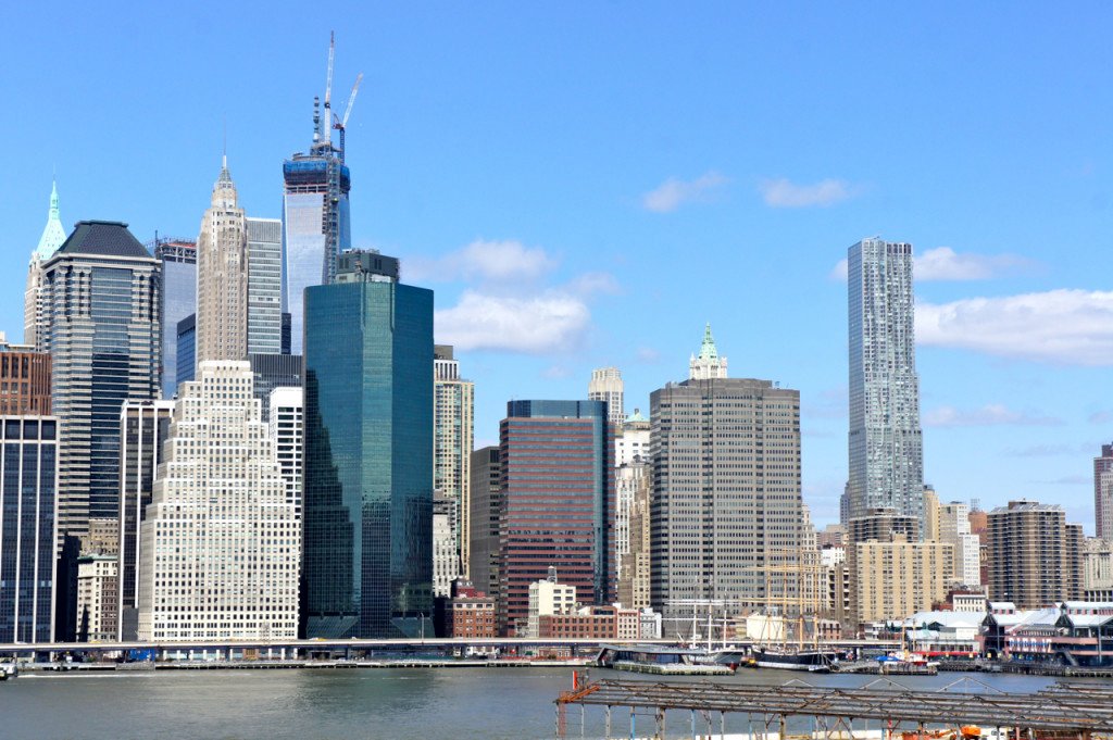 A vista do Brooklyn Promenade de downtown Manhattan.