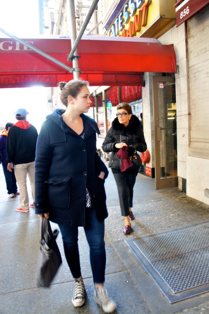 Allegra tem um look despojado de jovens teenagers européias