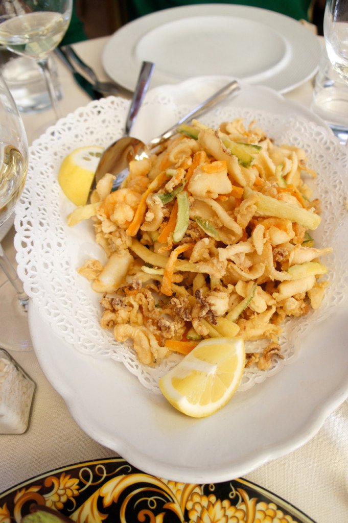 Como segundo prato, frito mixto de frutos do mar e verdura. 