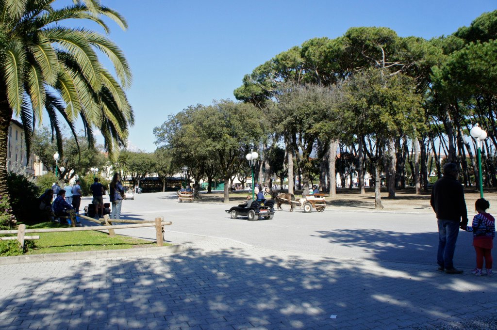 A praça principal de Forte dei Marmi tem carrinhos elétricos e carruagens para os pequenitos...e seus pais!
