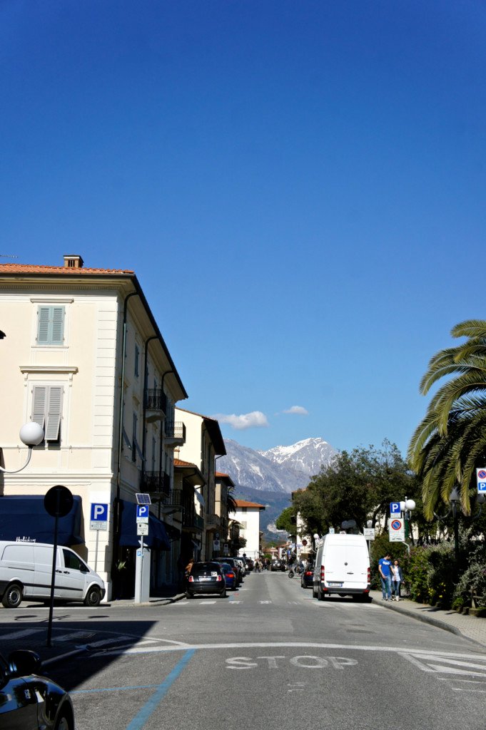 Nos montes no fundo, não é neve, é mármore...de Carrara!