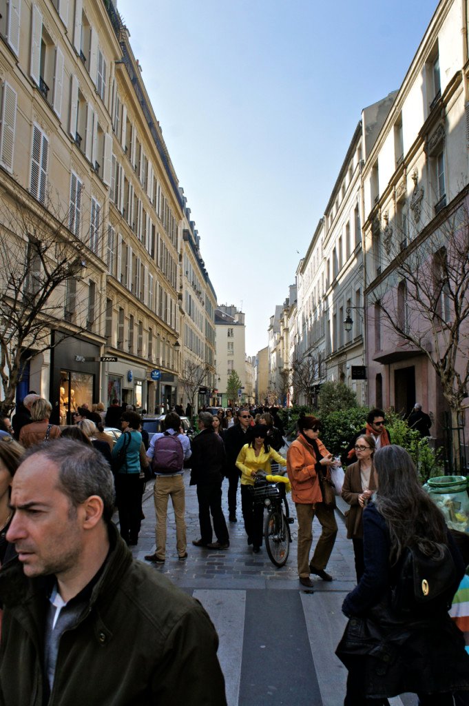 O Marais fica bem lotado.