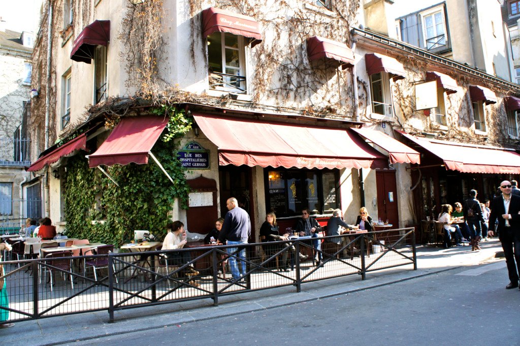 Um dos lugares mais famosos para comer é o Chez Marianne (Rue des Hospitalières Saint Gervais, T+33 (0)1 42 72 18 86)