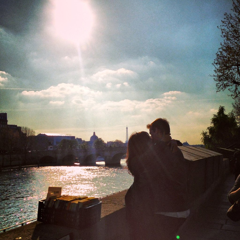 Namorando em Paris!! Estes não somos nós, mas sim uma foto que tirei...Linda, não? Quase lembra Doisneau...;-)