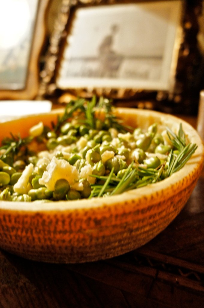 Adorei o jeito que colocaram as "fave" (tipo de feijões frescos verdes) que se come com pecorino na casca do queijo.