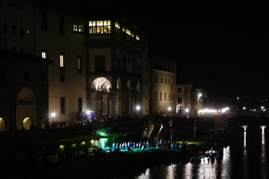 O Museo dei Uffizi com suas janelas acesas!!  Aberto até tarde!