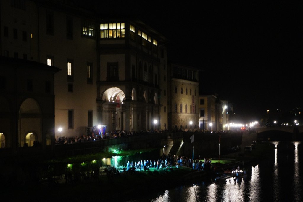 O Museo dei Uffizi com suas janelas acesas!! Aberto até tarde!