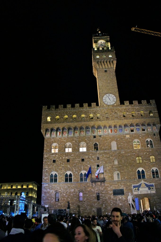 Na Piazza della Signoria, as luzes do Salone dei Cinquecento no Palazzo Vecchio estavam acesas.