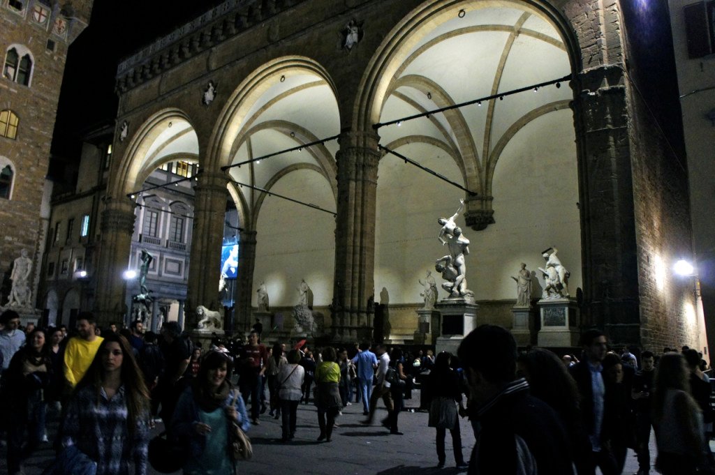 Loggiato dei Lenzi com suas estátua da Renascença