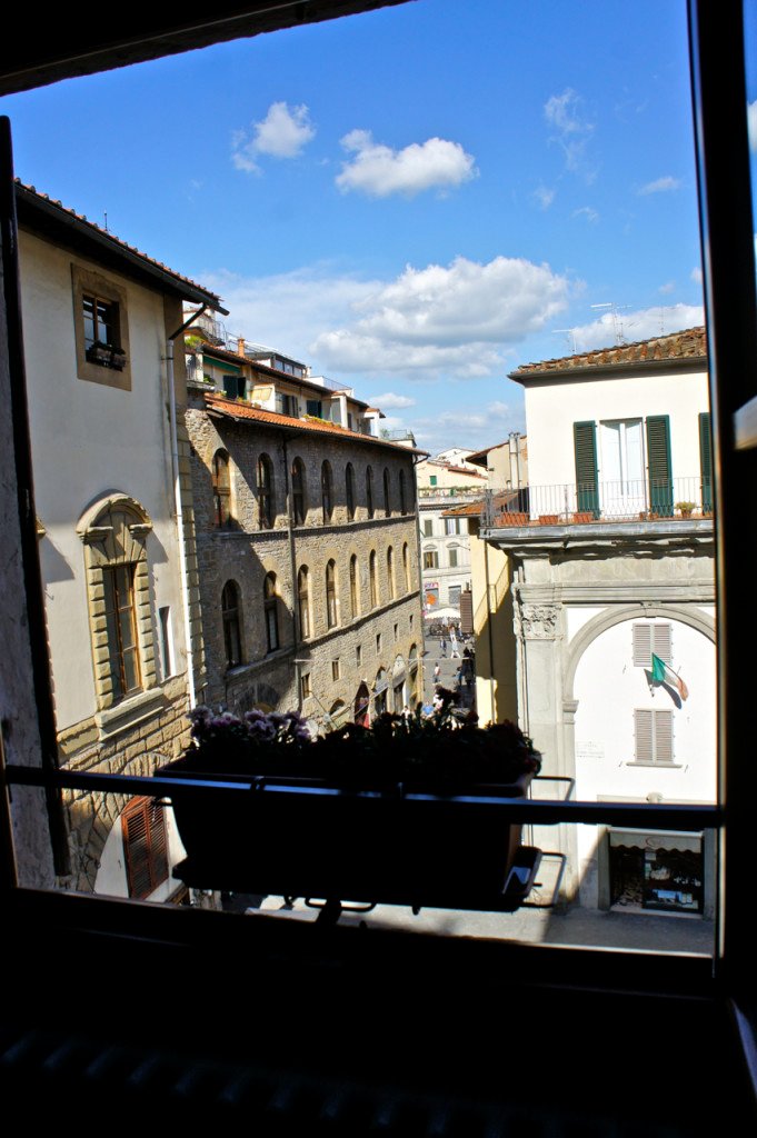 Fica em uma das ruas mais antigas e históricas da cidade. É um lugar animado, mas as janelas duplas deixam para fora a diversão quando você quiser descansar.