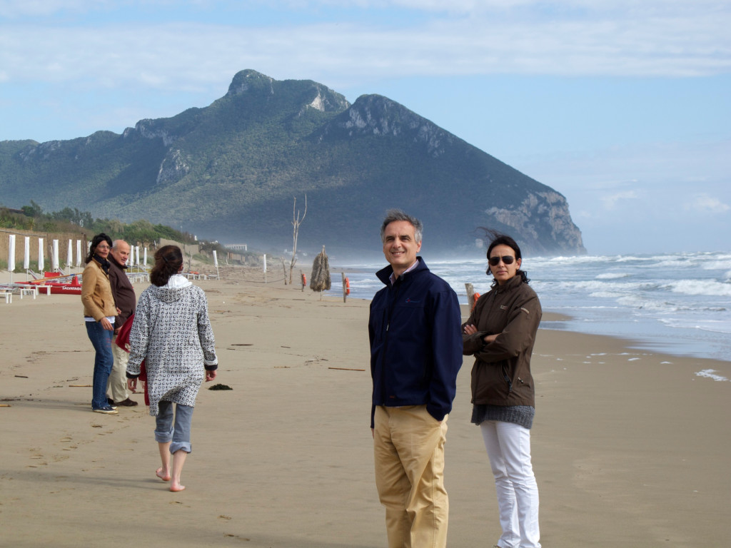 Giovanni e Naima passeando na praia com o Circeo no fundo. Fotos Guglielmo de' Michele