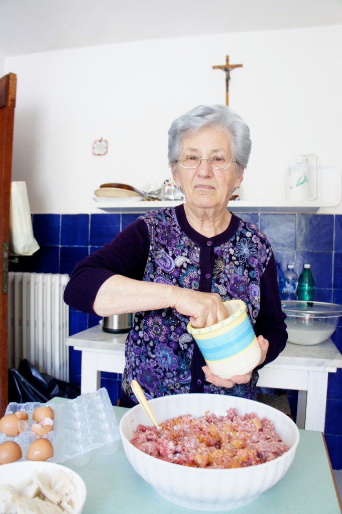 A Senhora Maria veio ajudar na cozinha no nosso weekend em Sabaudia. Olhem só como é distinta!! Adorei os cabelos tão bem arrumados e brilhantes. Ela disse que havia passado do salão na sexta-feira!...rsss