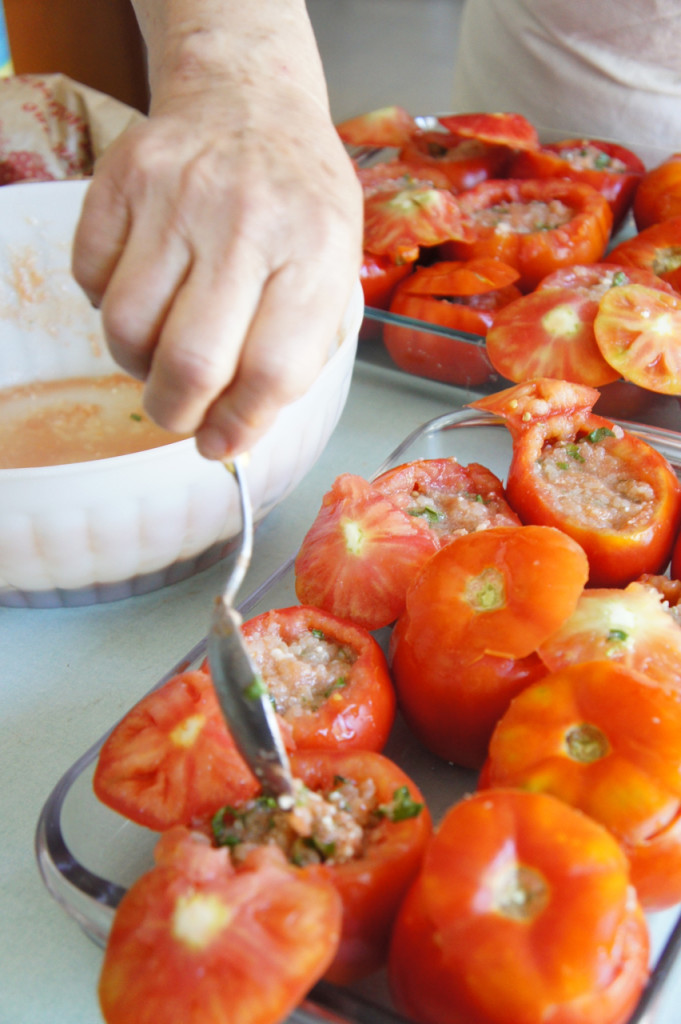 Encher os tomates com a mistura.