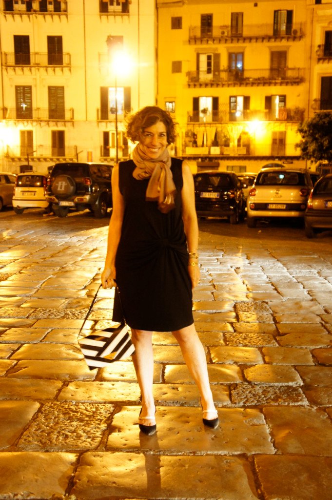 Look da noite com vestido Angela Motta, echarpe Loro Piana, sapato e bolsa Arezzo para o Dia dos Namorados.