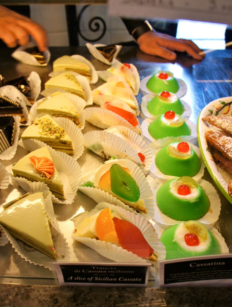 As especialidades em doces como a cassata e outros com base de amêndoa.