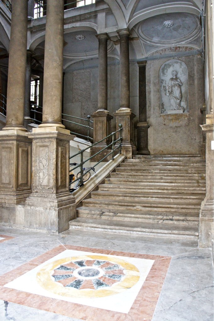 A escadaria é realmente linda...mas sentiu o tempo sem restauro...