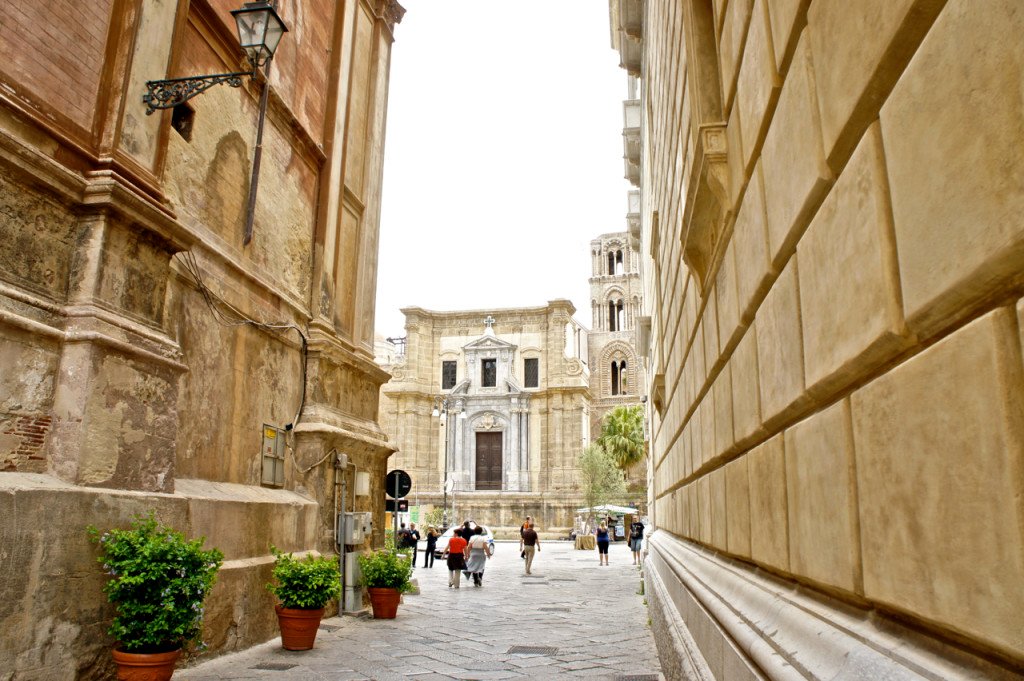 A rua que une a Piazza Pretoria onde está a fonte que vimos ontém e a Piazza Bellini onde estão três lindas igrejas.