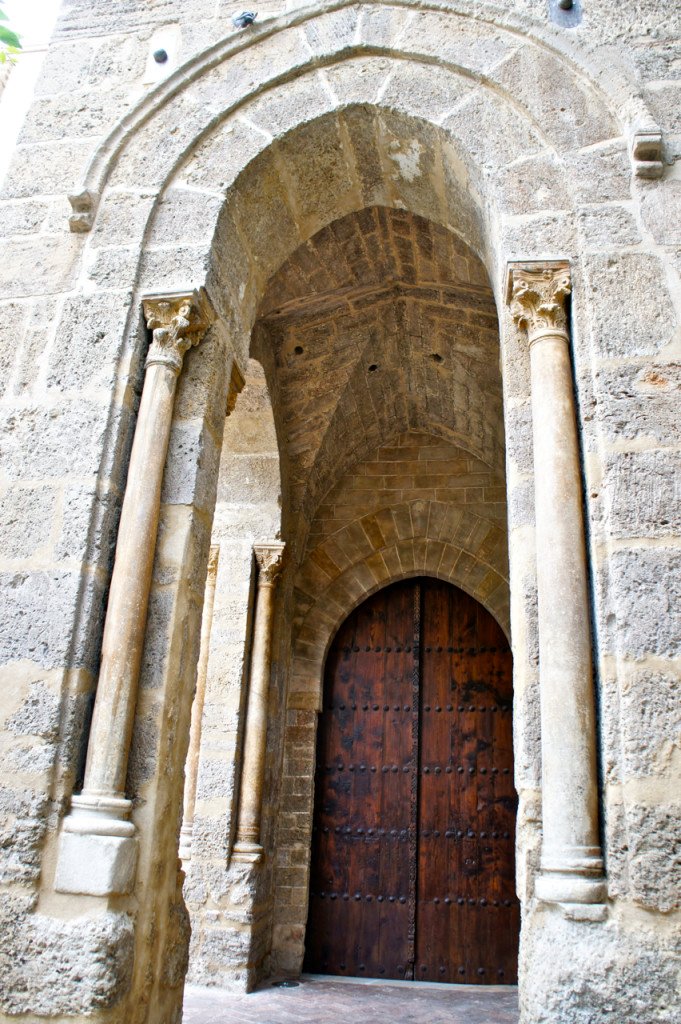 A entrada da Martorana por baixo da torre em estilo árabe medieval.