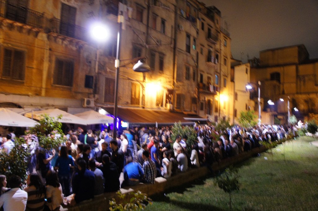 O restaurante é perto do hotel e fomos à pé. Também é a área do que chamam de "Movida" ou o pedaço quente da cidade para o nightlife!! Reparem só...