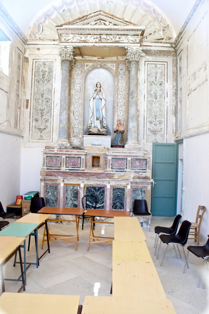 Uma igreja inserida no templo vira sala de aula provavelmente para catequismo.