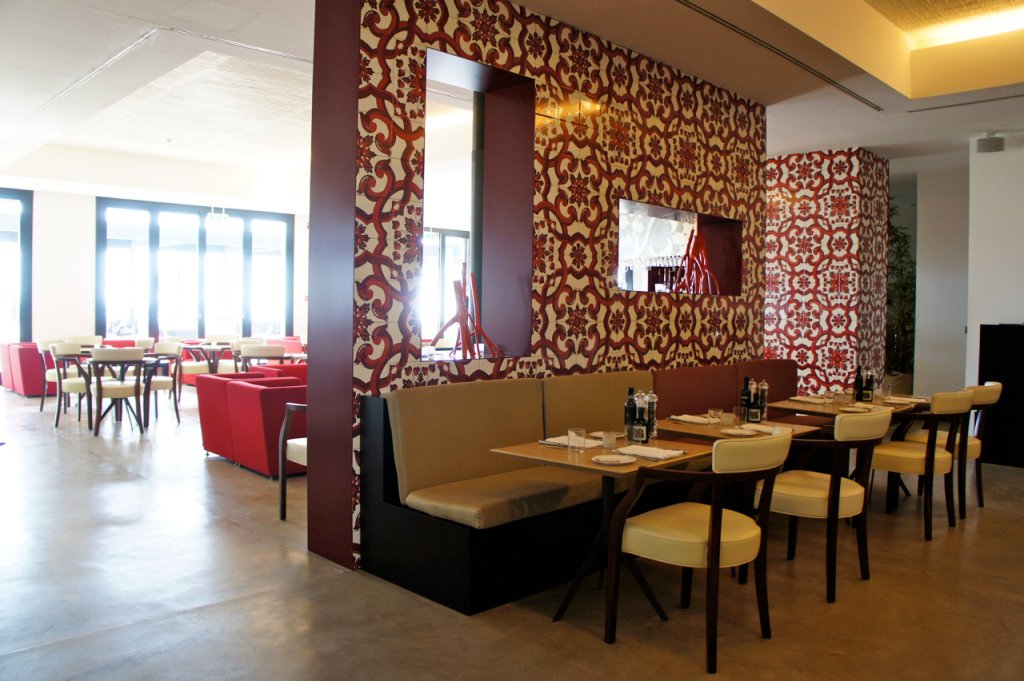 Tem vários restaurantes de temas diferentes no hotel que fica pertinho de Sciacca.