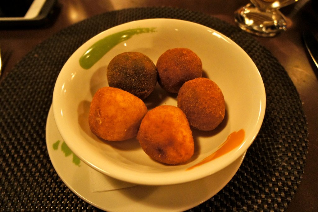 Comecei com as famosas "arancine" que são arroz recheado, empanado e frito! Em geral é recheado com carne moída ou queijo e presunto. Nestes tinha variações como polvo.