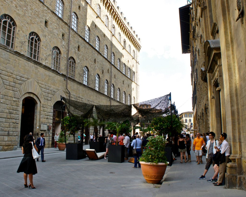 A festa foi montada no meio da rua que é só para pedestres, na beira do Rio Arno.