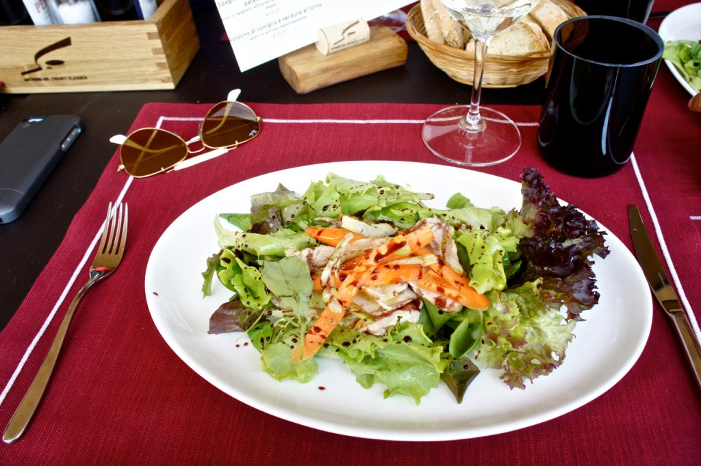 A salada de frango é uma delícia!  E eles oferecem ótimos vinhos aqui ;-)!