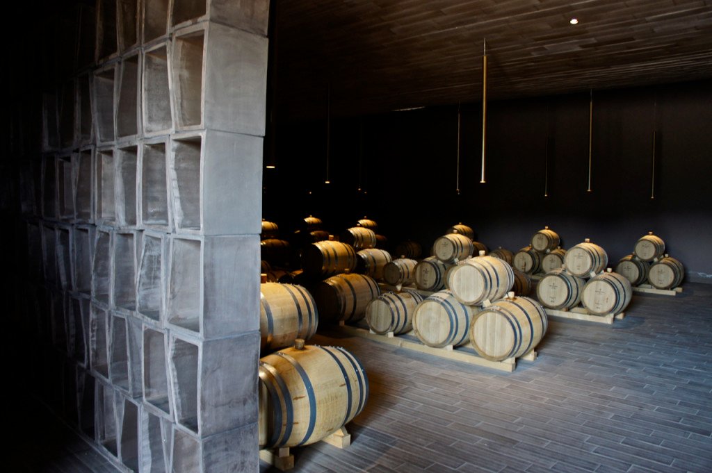 A sala com os barriques da produção de vin santo.