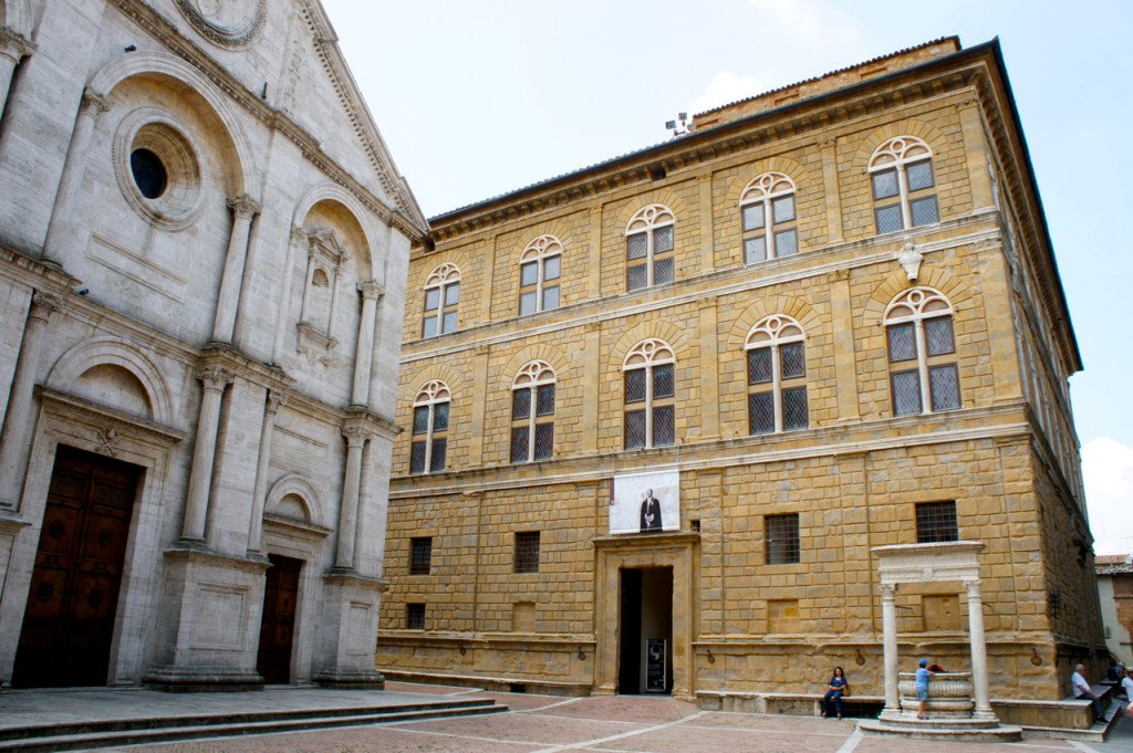 A direita o Palazzo Piccolomini (que quer dizer "pequeno homem").
