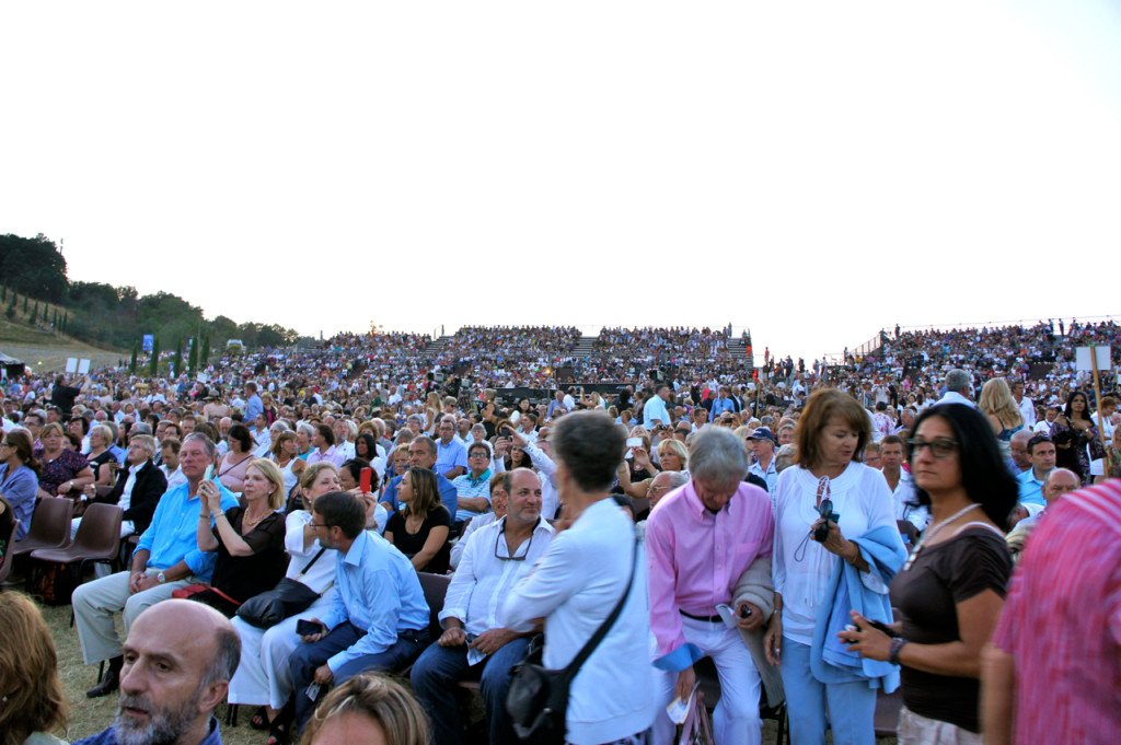 O público enorme neste teatro criado para a ocasião em um vale na Toscana. Estava lotado!
