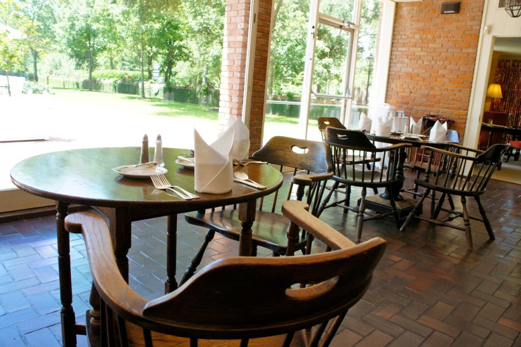 O restaurante dá para esta vista acima da piscina. 