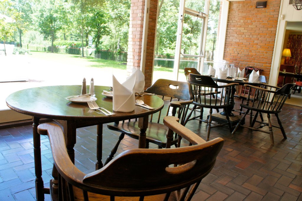 O restaurante dá para esta vista acima da piscina.