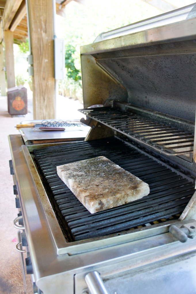 Bloco de sal do Himalaya. Usa-se para cozinhar carne ou peixe em cima. Pode ser re-utilizado depois de limpo com água.