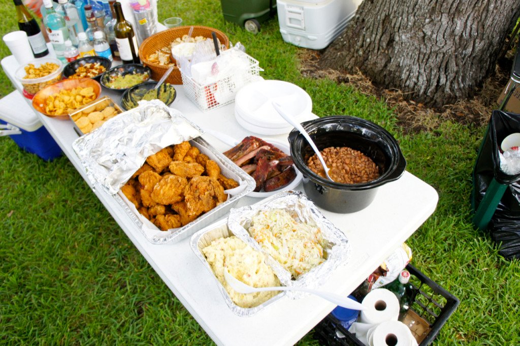 Piquenique: fried chicken, potato salad, coleslaw, feijão e ribs.