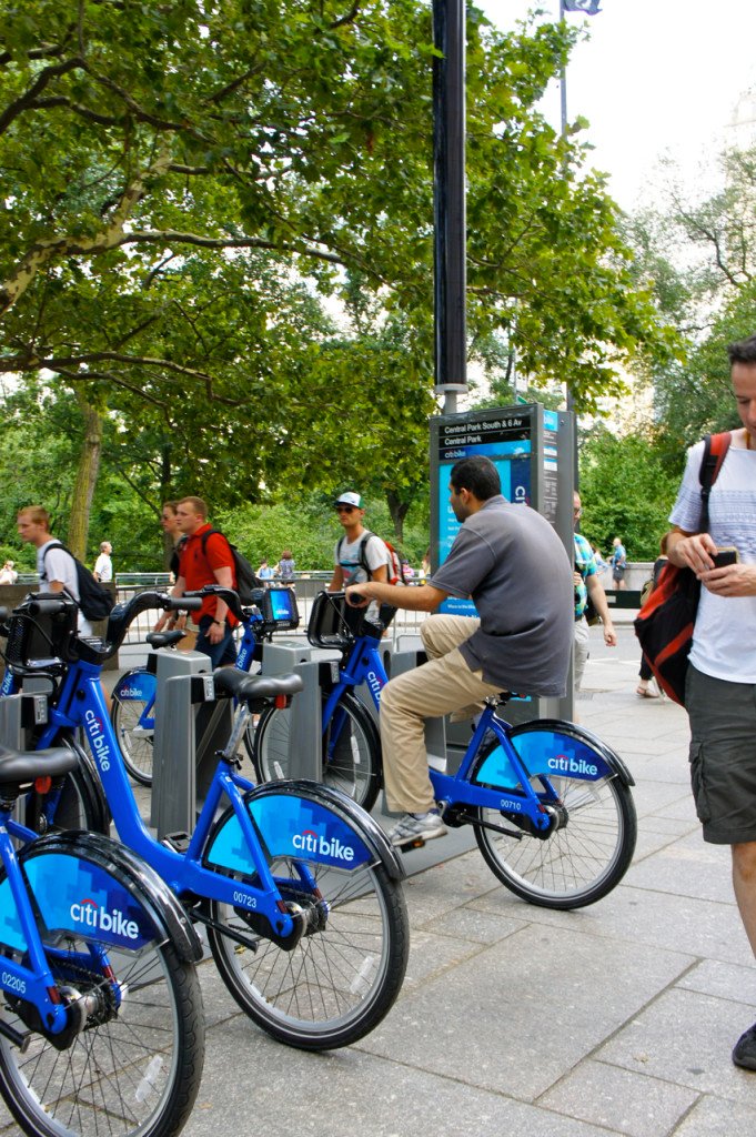 Saindo, vi este rapaz fazendo"spinning" girando os pedais ao contrário nas bicicletas para alugar!! Rssss!! O importante é ser engenhoso!!